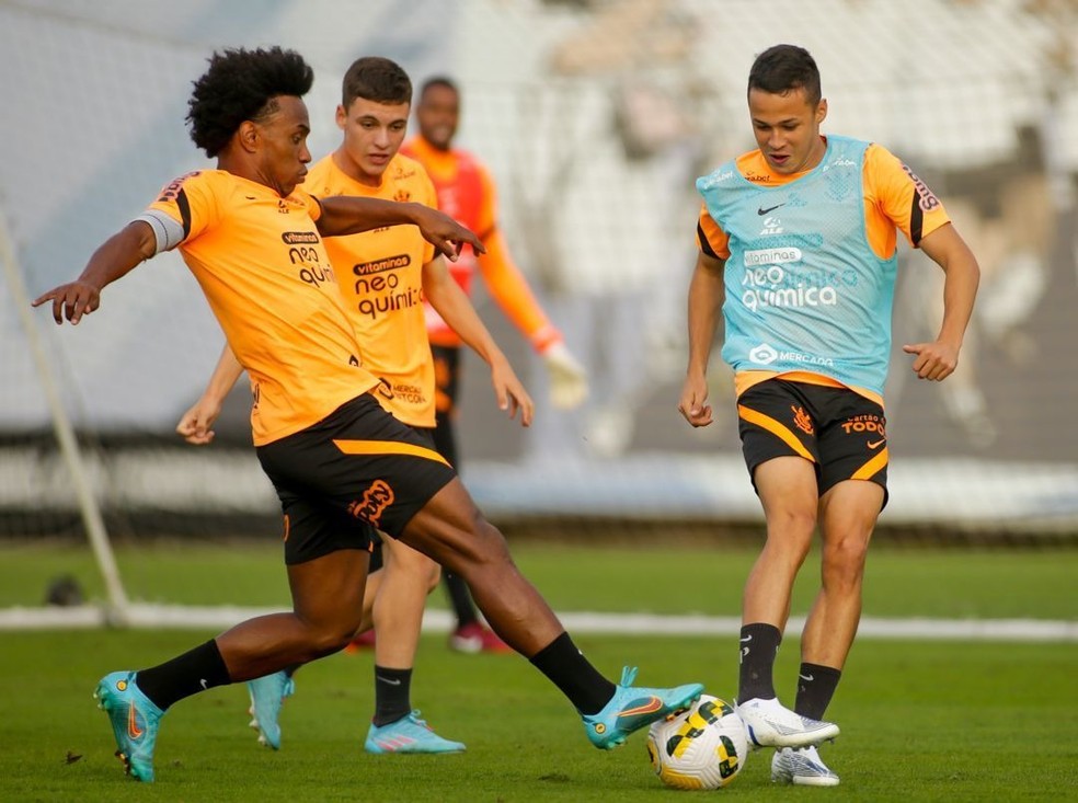 Breno Bidon treinou no profissional em 2022 com Willian e Matheus Araújo quando Vítor Pereira era o treinador — Foto: Rodrigo Coca/Ag. Corinthians