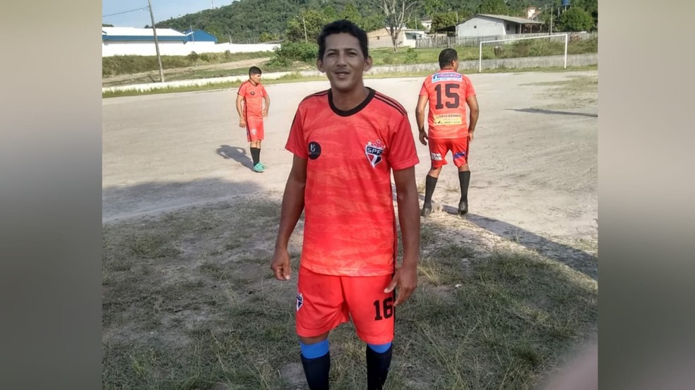 Jogador de futebol de alto ângulo no campo