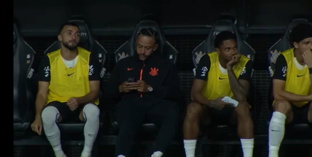 Memphis Depay é denunciado ao STJD por uso de celular no banco em Corinthians x Flamengo