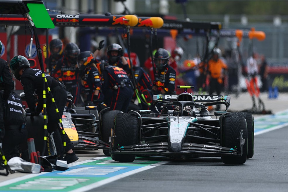 Max Verstappen bateu em Andrea Kimi Antonelli nos boxes, na corrida sprint do GP de Miami da F1 2025 — Foto: Zak Mauger/LAT Images