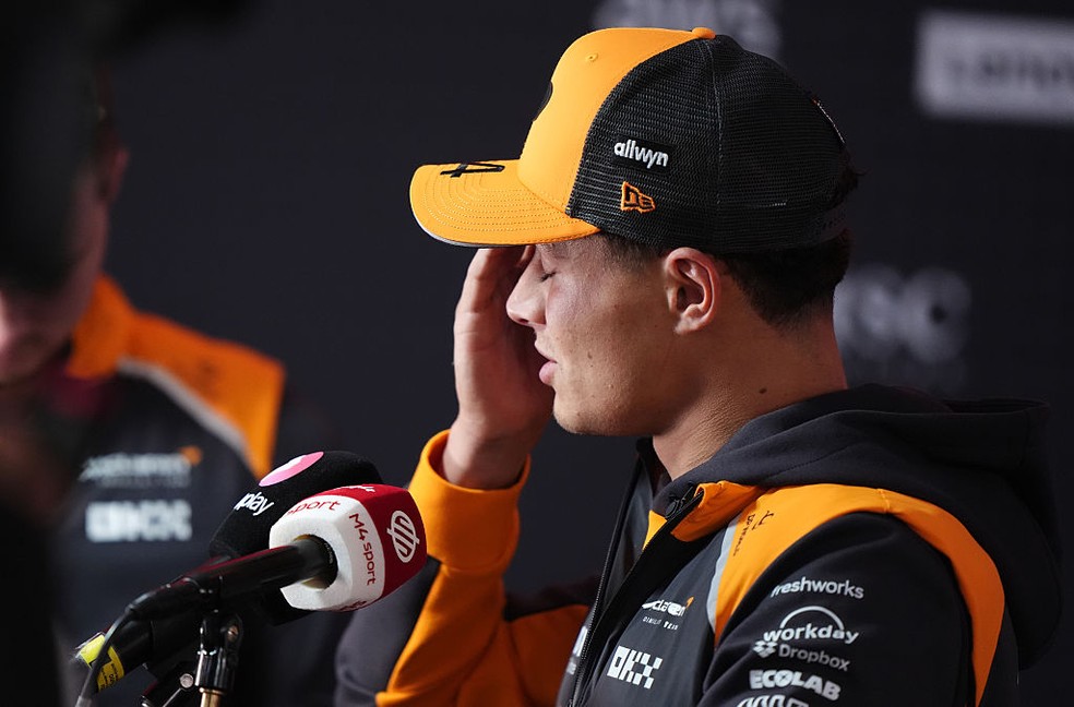 Lando Norris concede entrevistas após o GP da Holanda da F1 em 2025 — Foto: Bradley Collyer/PA Images via Getty Images