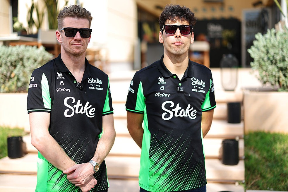 Gabriel Bortoleto ao lado de Nico Hulkenberg no Bahrein — Foto: Andy Hone/LAT Images