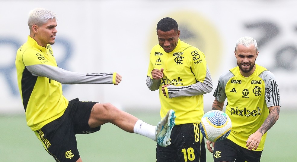 Ayrton Lucas, De la Cruz e Michael em treino do Flamengo — Foto: Gilvan de Souza / CRF
