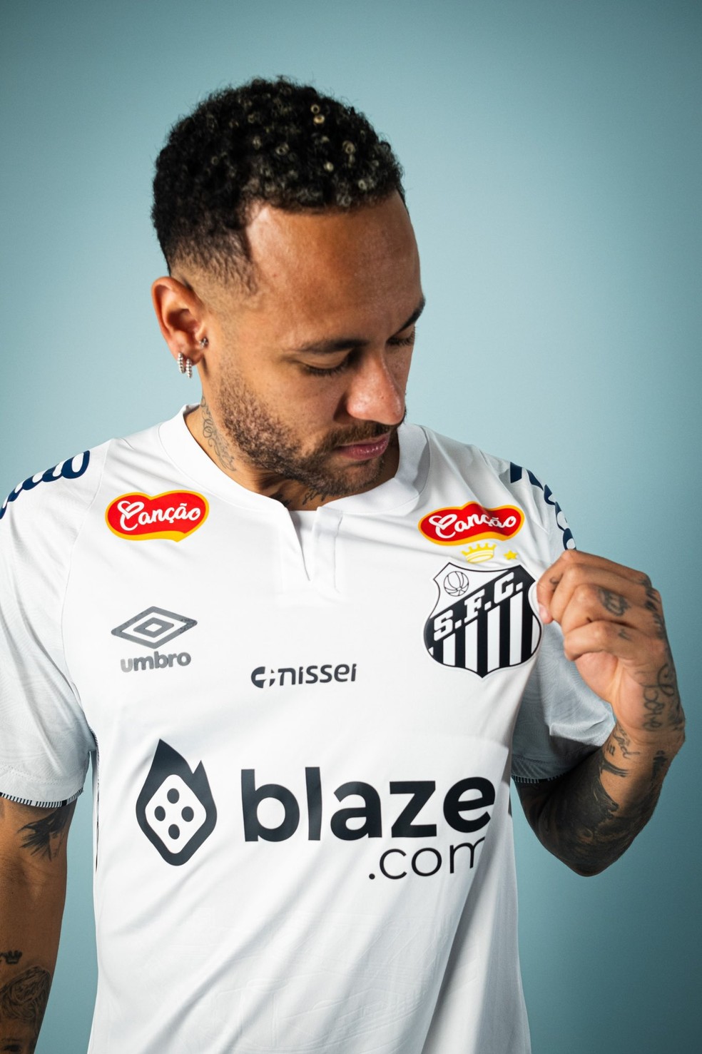 Neymar posa com a camisa do Santos — Foto: Divulgação