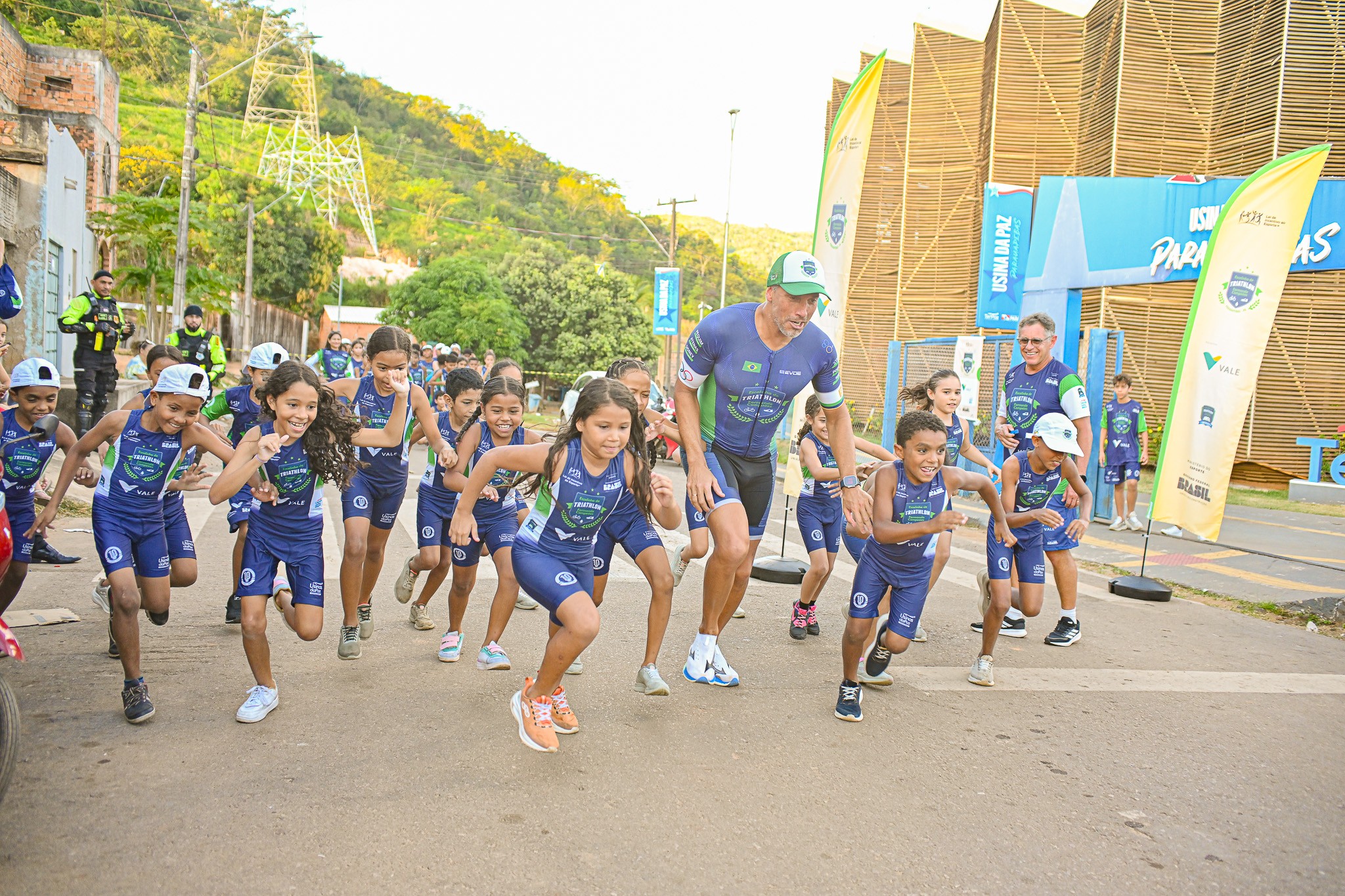 Projeto oferece aulas gratuitas de triathlon para 200 crianças no sudeste do Pará
