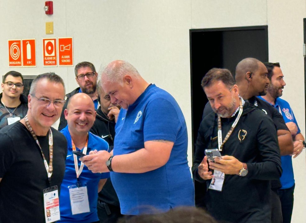 Rubens Gomes, o Rubão, e Augusto Melo na Neo Química Arena — Foto: Emilio Botta