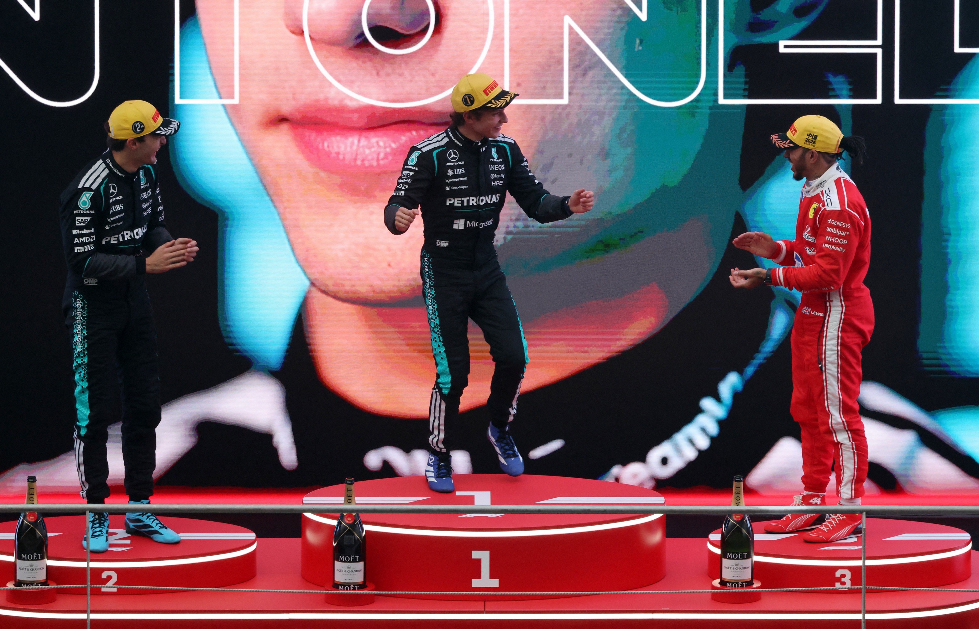 Locutor comete gafe e troca nome de Antonelli no pódio; assista