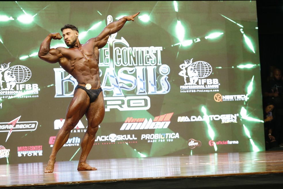 Ramon Dino em apresentação nas finais da Classic Physique do Mr. Olympia Brasil 2024 — Foto: Gustavo Tilio
