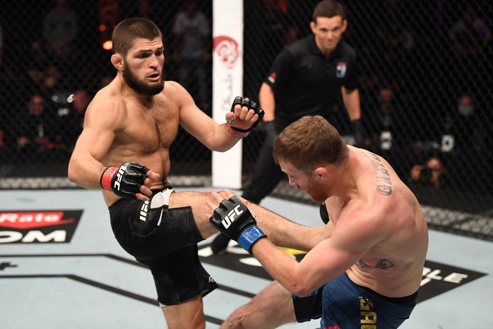 Lutador revela que Khabib e seu time deixaram a Rússia um dia