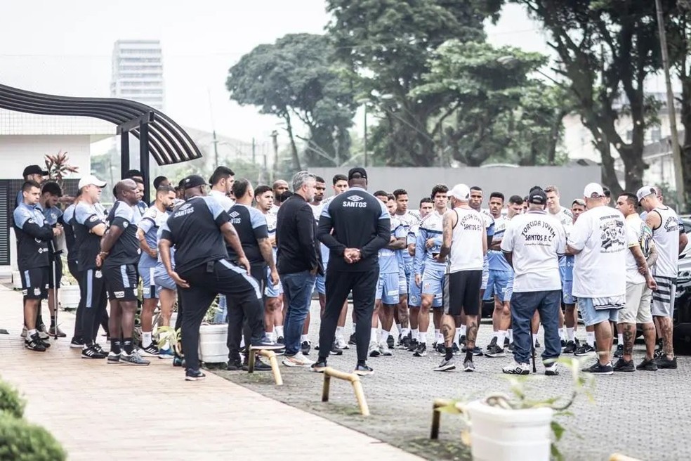 Torcedores do Santos conversam com jogadores no CT Rei Pelé — Foto: Reprodução/Instagram