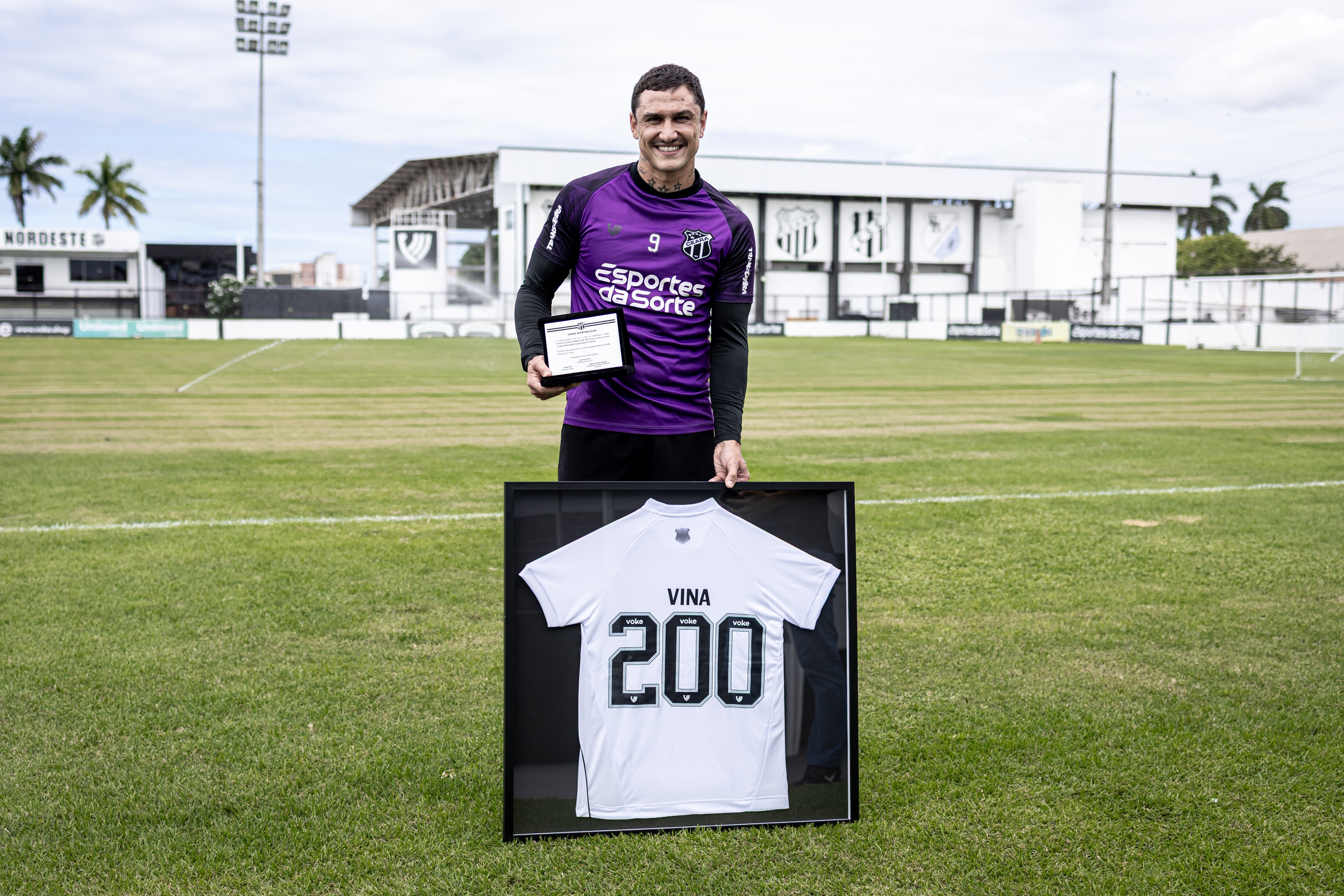 Em baixa, Vina é homenageado pelo Ceará com placa de 200 jogos | Ge