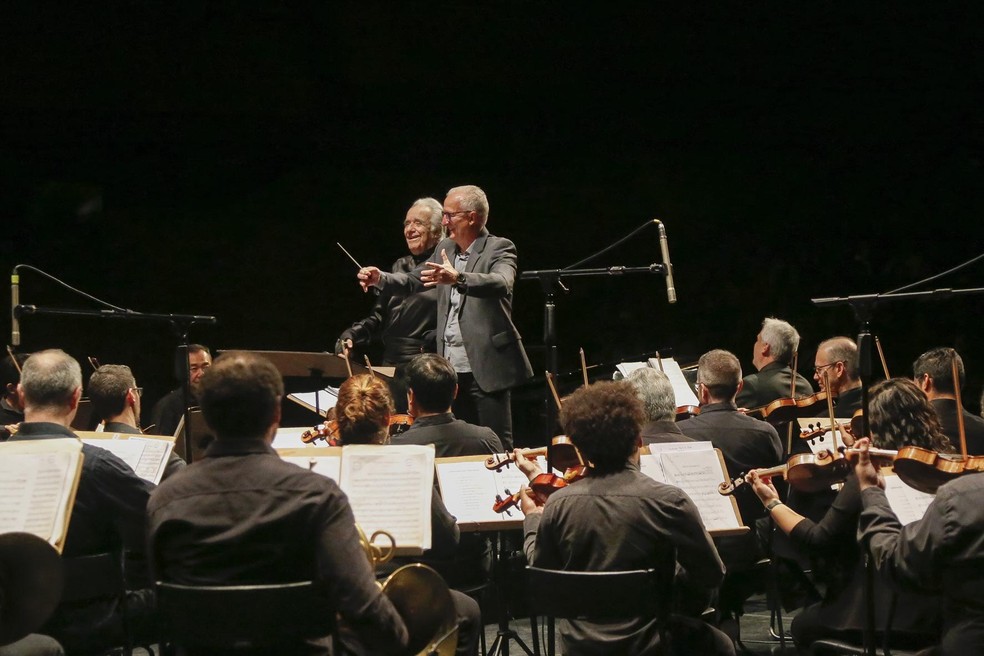 Dorival rege orquestra em homenagem após o título do São Paulo — Foto: São Paulo FC