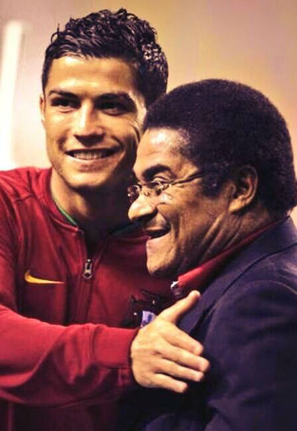 Cristiano Ronaldo abraçado a Eusébio — Foto: Reprodução/Twitter