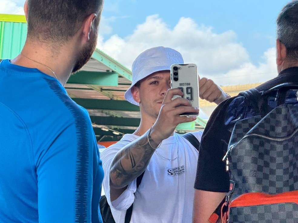 Rodrigo Garro, do Corinthians, na chegada ao Brasil — Foto: Emilio Botta