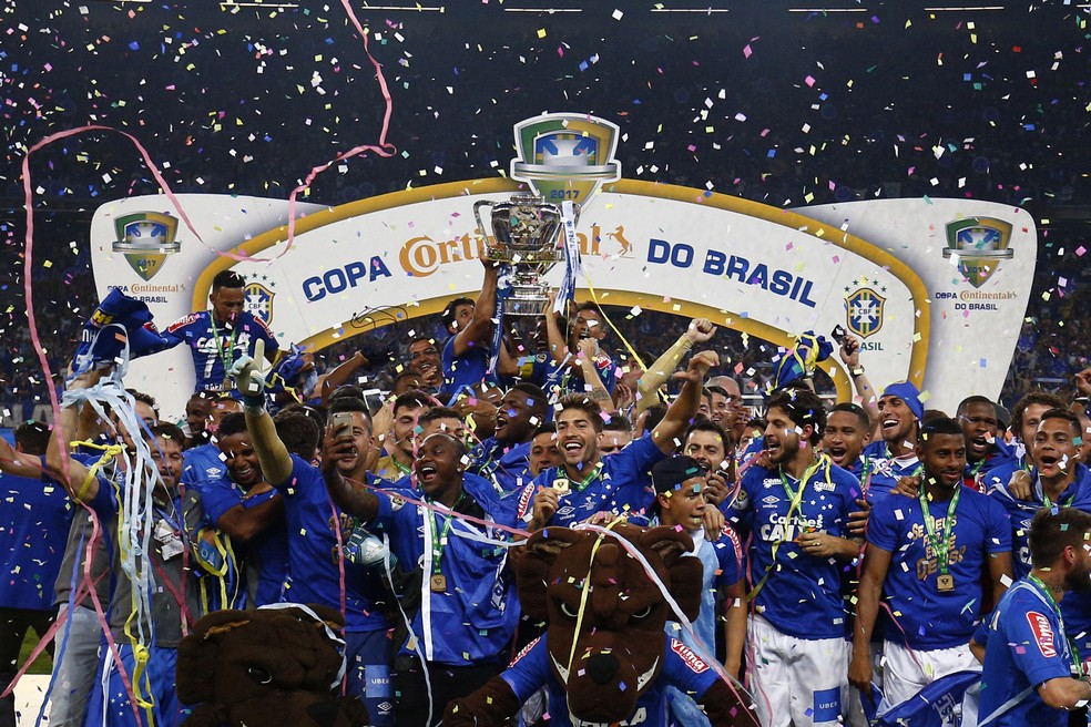 Cruzeiro campeão Copa do Brasil taça — Foto: THIAGO CALIL/PHOTOPRESS/ESTADÃO CONTEÚDO