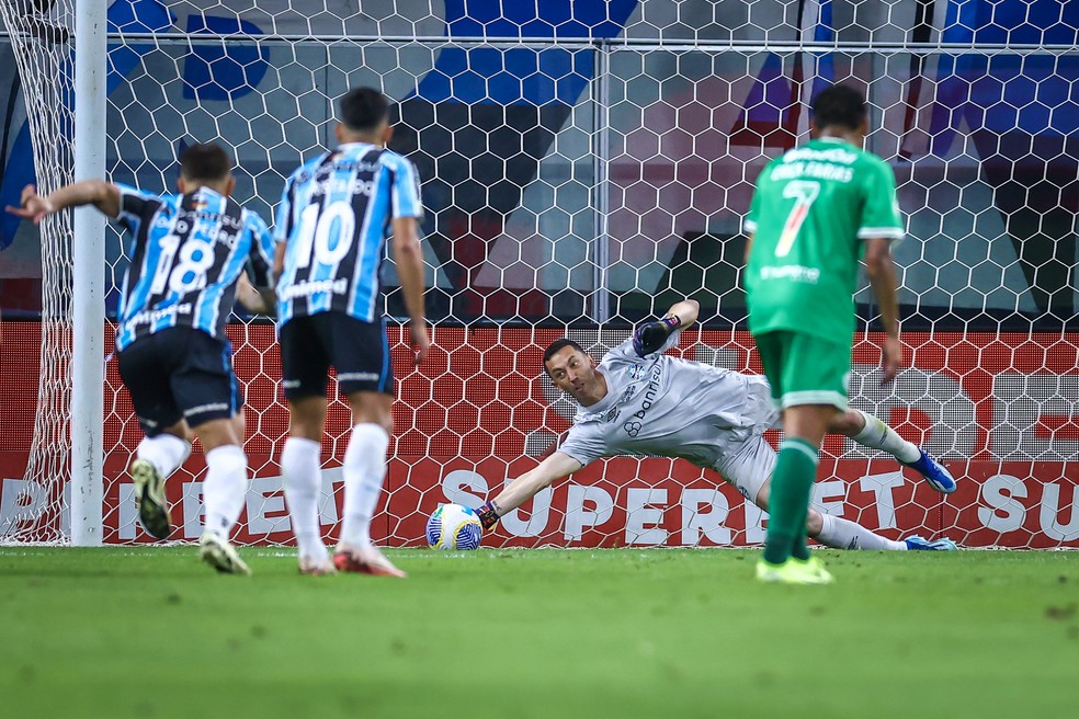 Marchesín foi protagonista do Grêmio ao defender pênalti contra o Juventude — Foto: Lucas Uebel/Grêmio FBPA