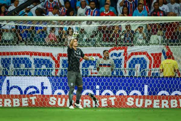 Derrota do Grêmio com fim vergonhoso e Rafael Cabral como destaque.