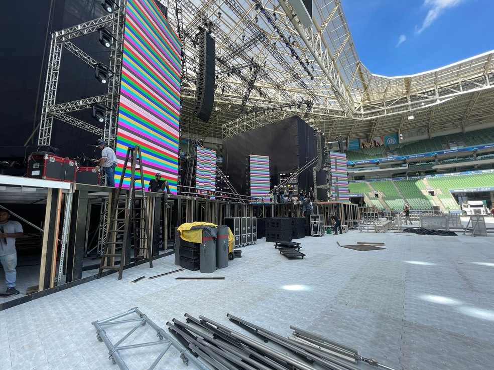 Funcionários trabalhando em montagem do palco usado para turnê Amigos e Paul McCartney no Allianz Parque — Foto: Camila Alves