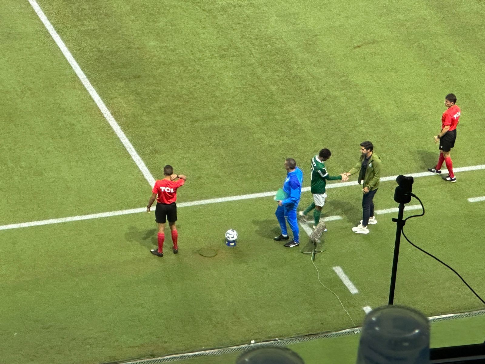 Problema muscular tira Felipe Anderson do Palmeiras após 11 minutos em campo.