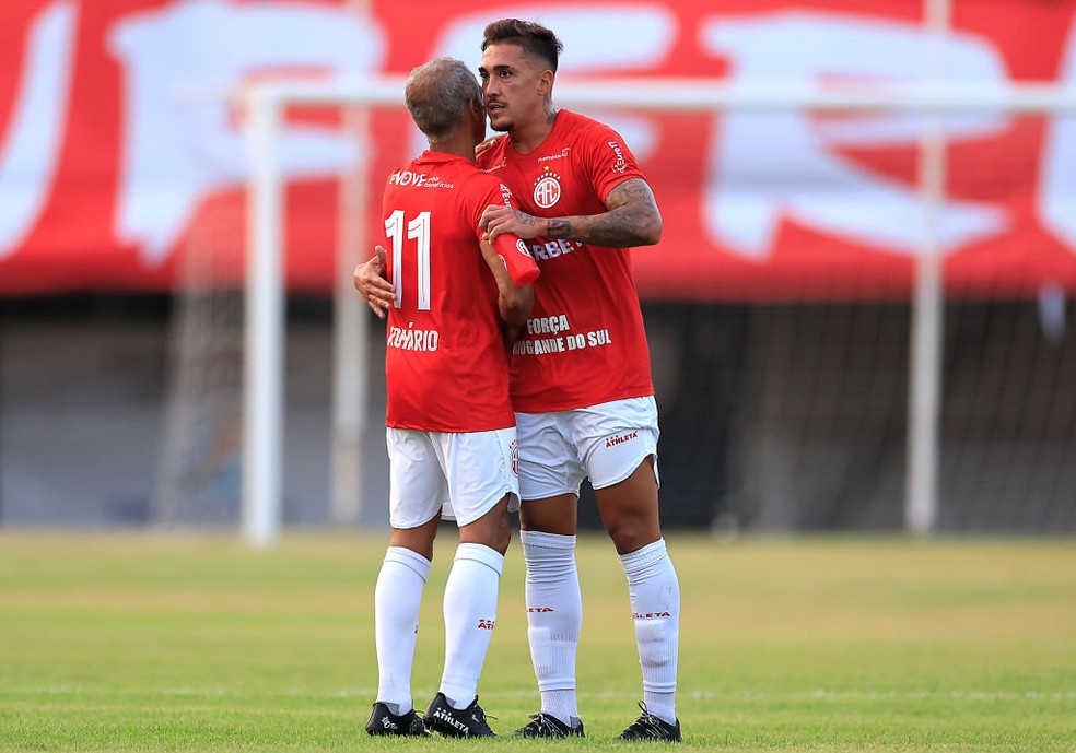 Romário e Romarinho, pai e filho, com a camisa do América-RJ — Foto: Getty Images