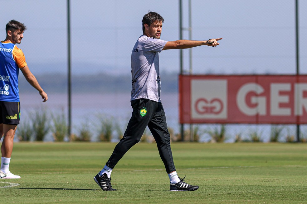 Iubel comanda o último treino do Cuiabá antes de encarar o Grêmio — Foto: AssCom Dourado