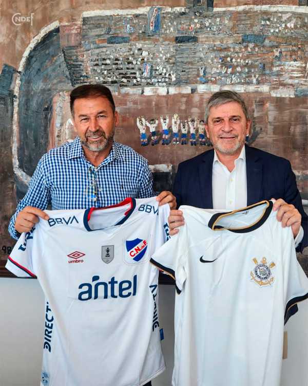Augusto Melo visita Nacional, do Uruguai, e torcida local pede para Corinthians liberar Méndez