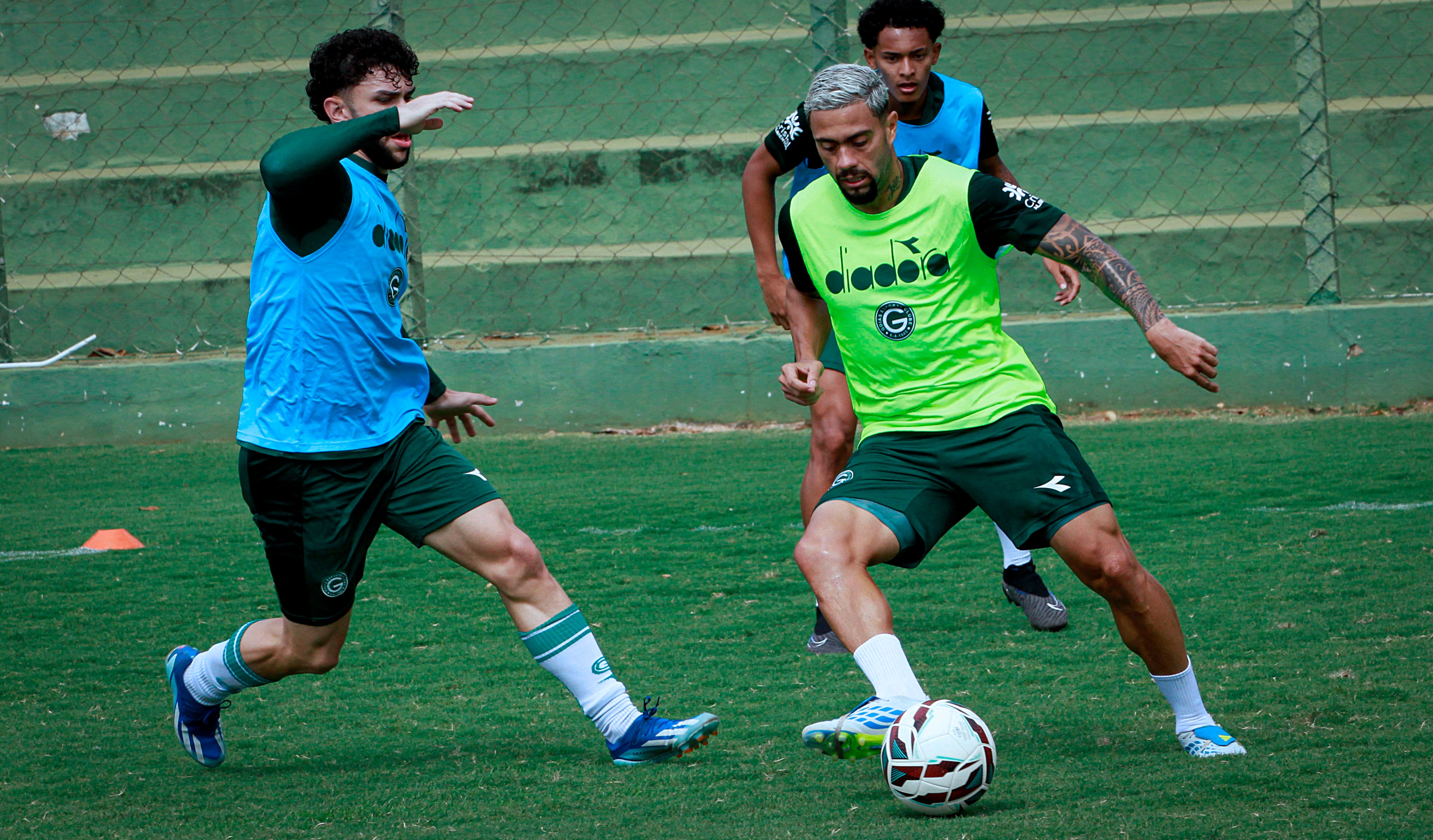 Goiás tem problema na defesa para enfrentar o Vila Nova no clássico
