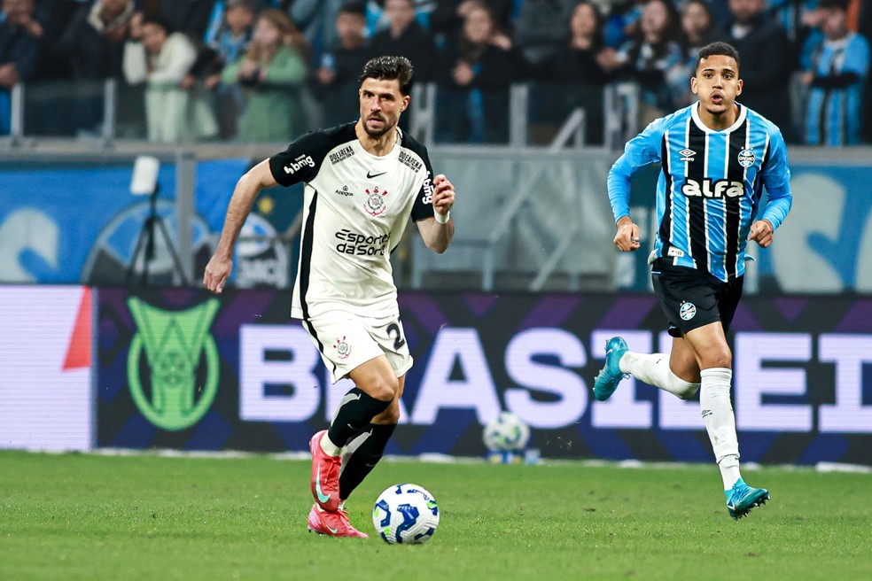 Hector Hernández em Grêmio x Corinthians — Foto: Maxi Franzoi/AGIF