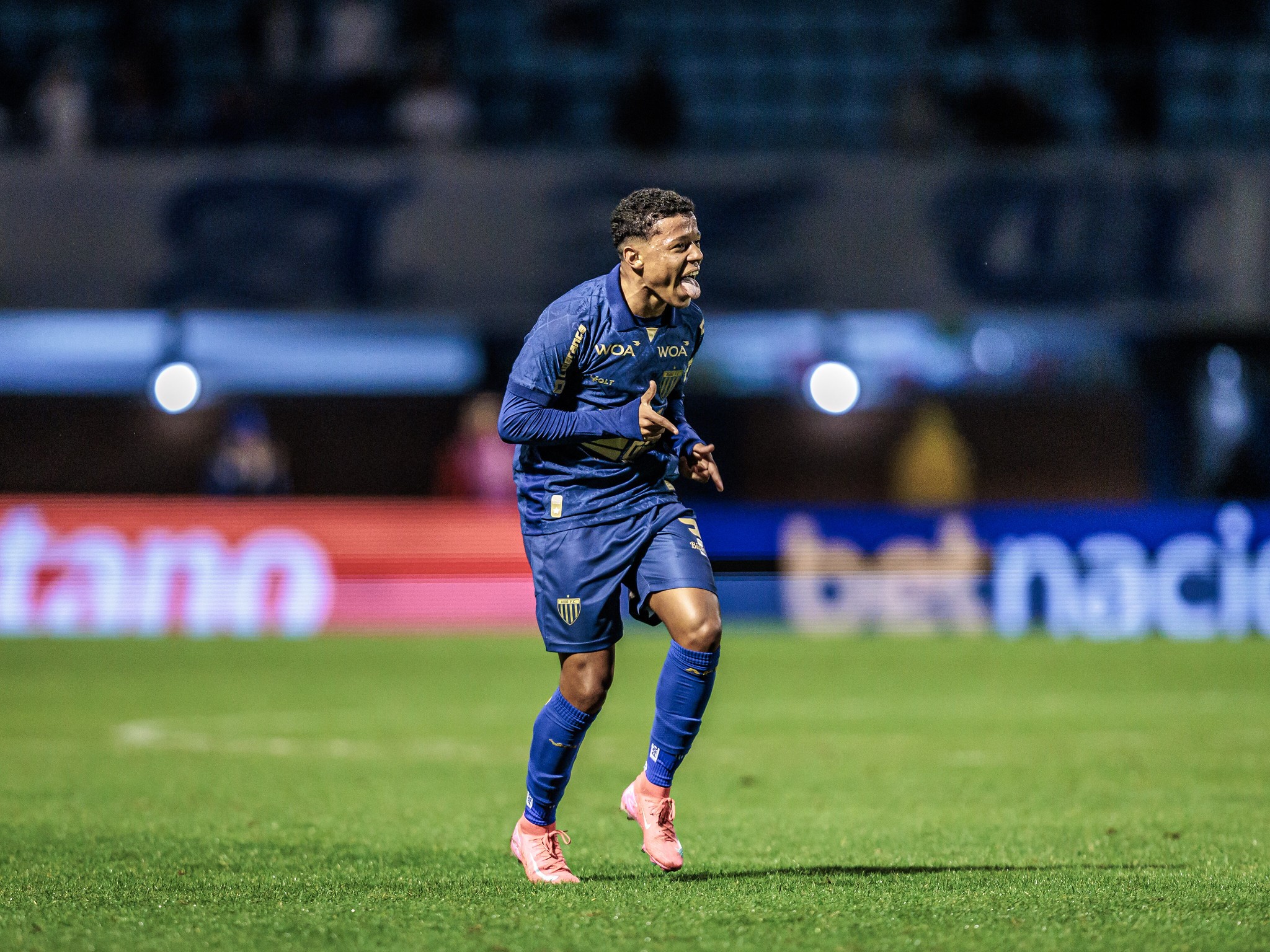 Avaí assina contrato definitivo com Thayllon