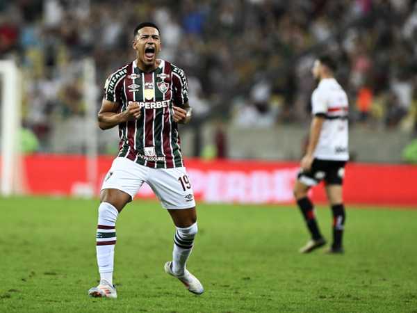 São Paulo irá reclamar à CBF de arbitragem na derrota para o Fluminense.
