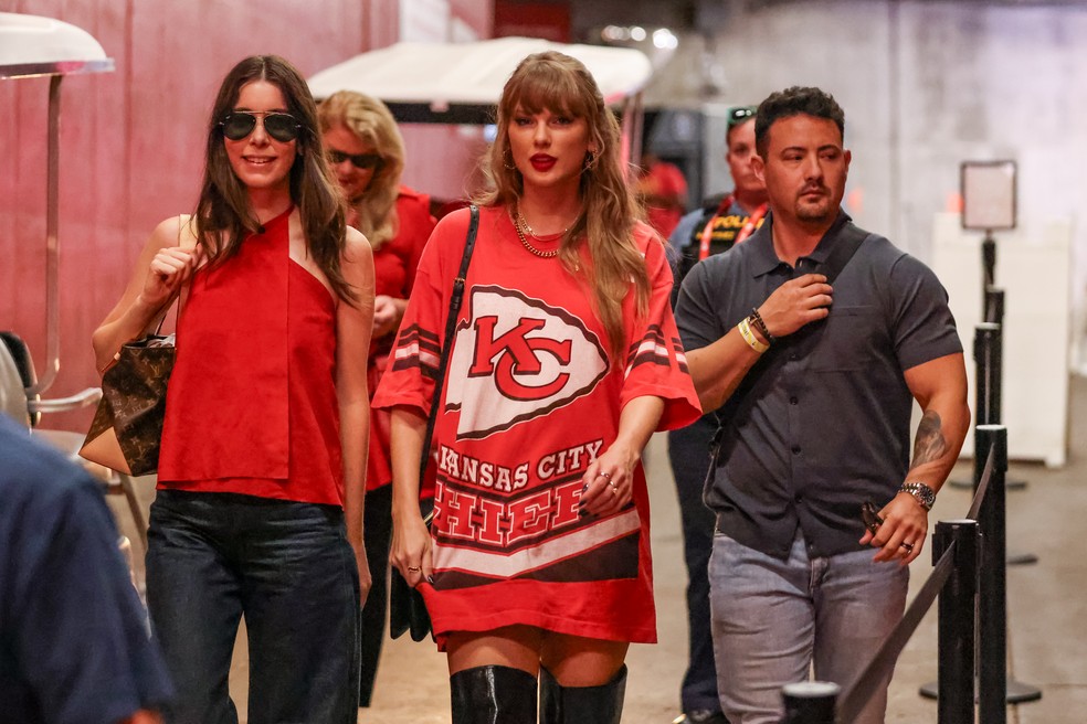 Taylor Swift chega ao estádio com a camisa do Kansas City — Foto: Getty Images