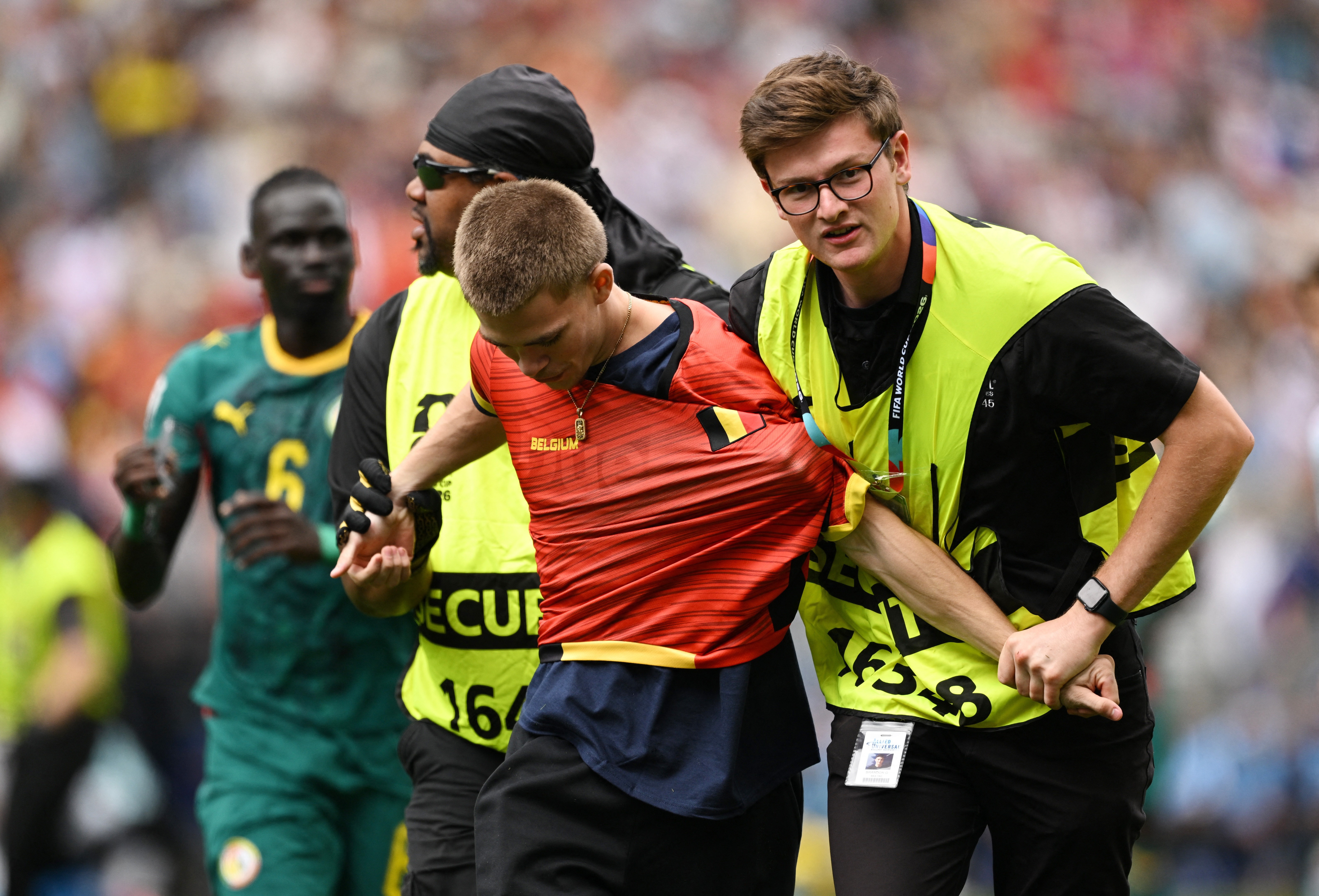 Jogo entre Bélgica e Senegal na Copa é paralisado por invasão de torcedores ao gramado