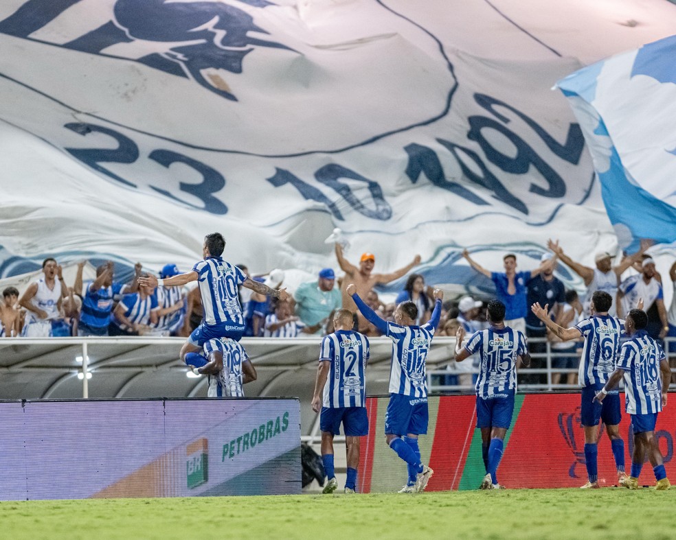 Brayann comemora com a torcida gol do CSA sobre o Grêmio — Foto: All