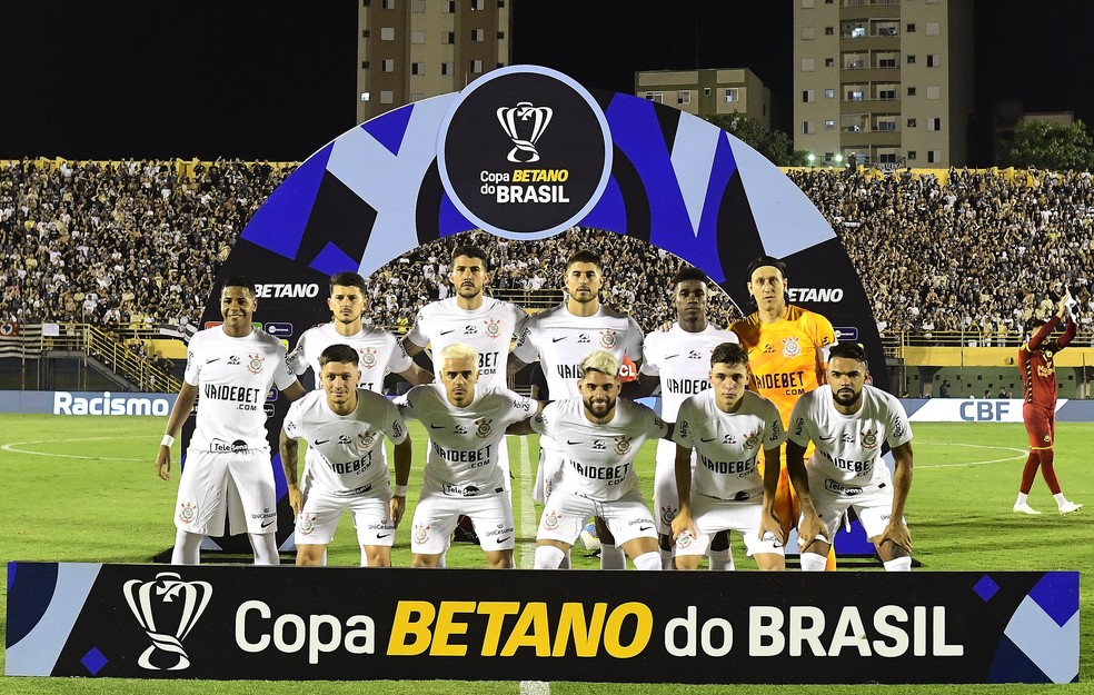 Time posado do Corinthians antes de jogo contra o São Bernardo pela Copa do Brasil 2023 — Foto: Marcos Ribolli