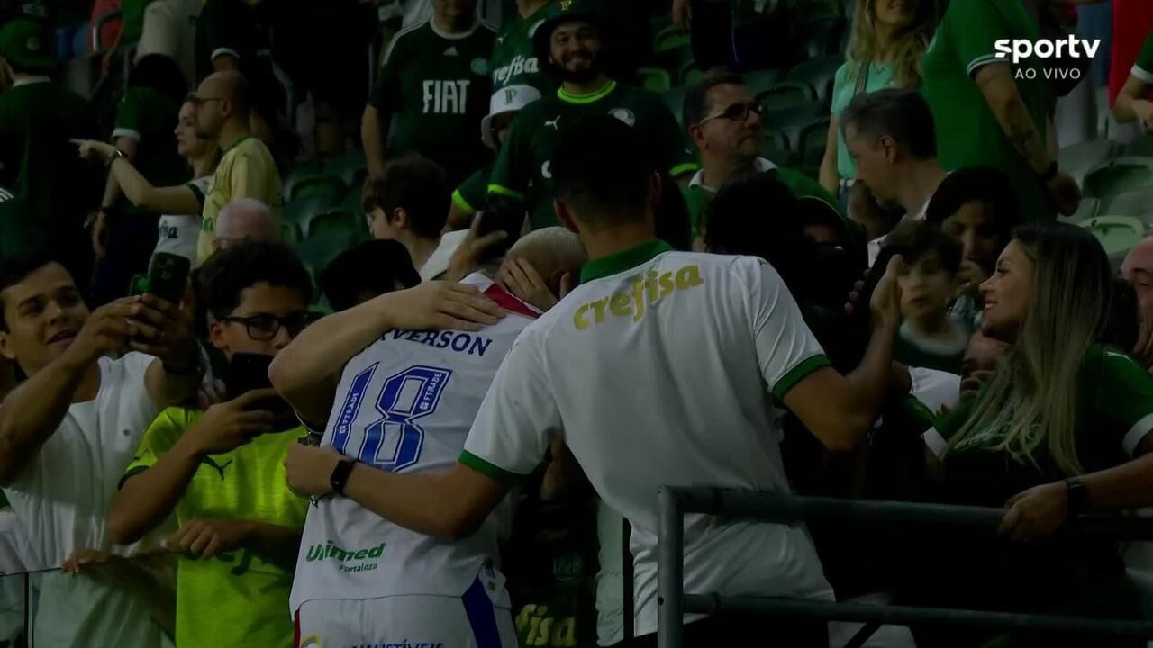 Deyverson recebe apoio da torcida do Palmeiras após goleada sobre o Fortaleza