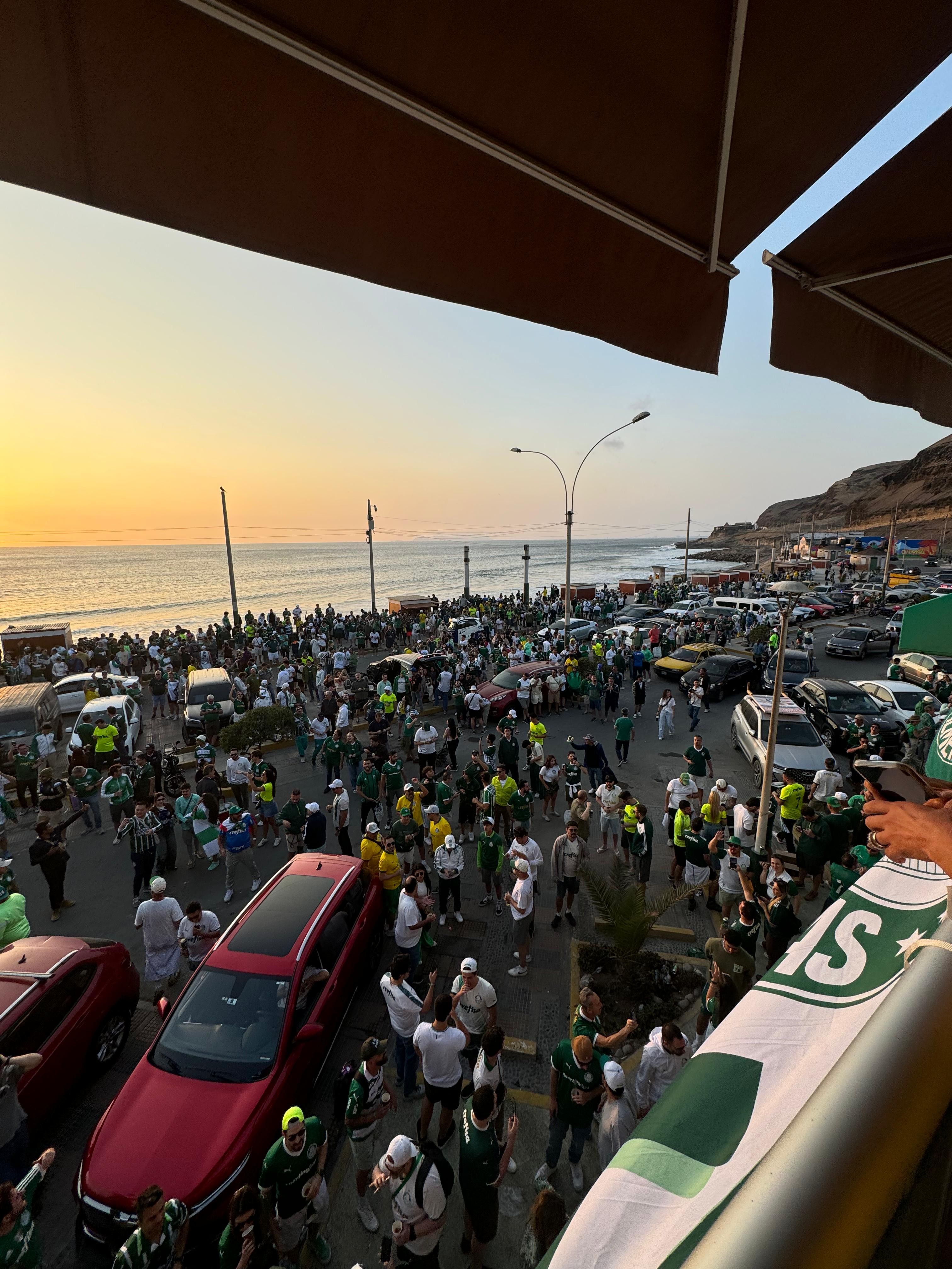 Torcida do Palmeiras faz festa em Lima e promete apoio explosivo na final da Libertadores