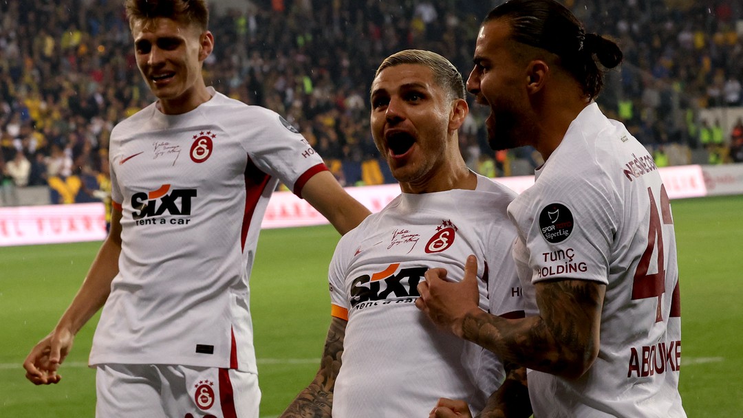 Brilhou! Talisca marca dois gols em vitória do Besiktas na Turquia
