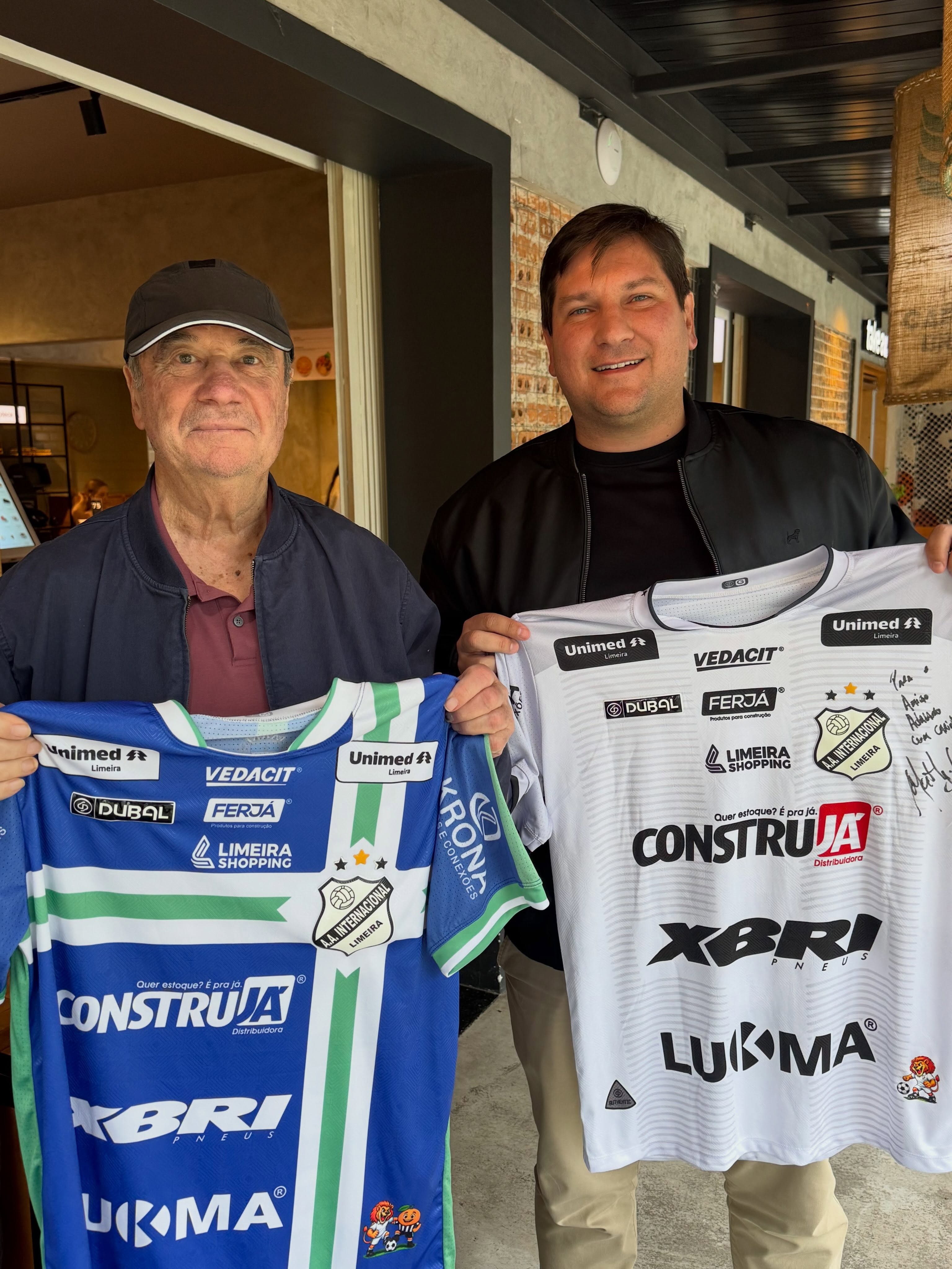 Técnico da Inter de Limeira cumpre promessa e entrega camisa a Levir Culpi após acesso à Série B