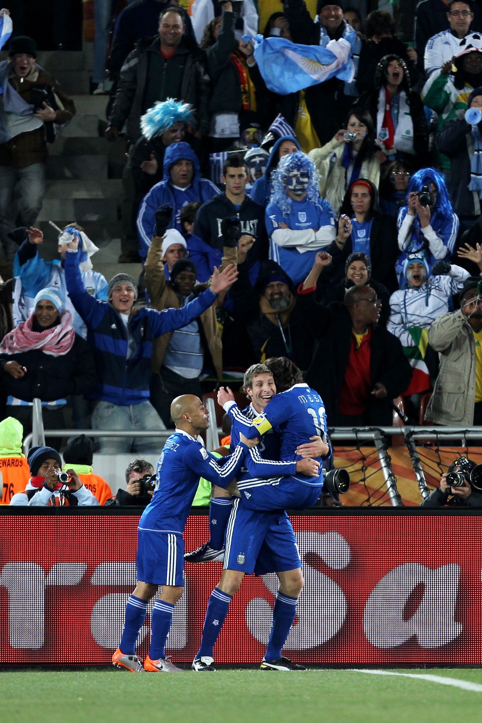 Martín Palermo e Messi na Copa do Mundo de 2010 — Foto: Ian Walton/Getty Images