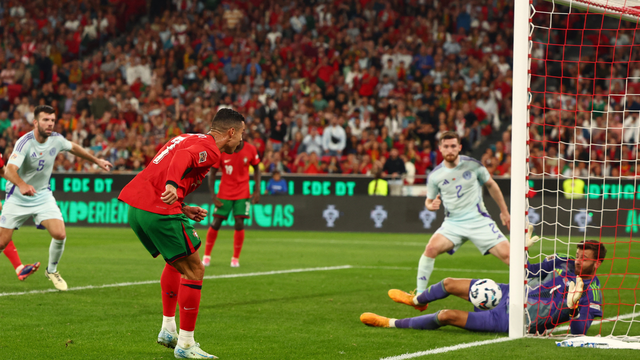 Chute na trave de Cristiano Ronaldo em Portugal x Esc&oacute;cia