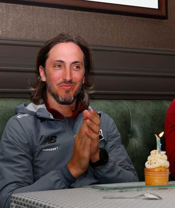 Zubeldía completa 44 anos e diz que é como vinho em celebração no São Paulo