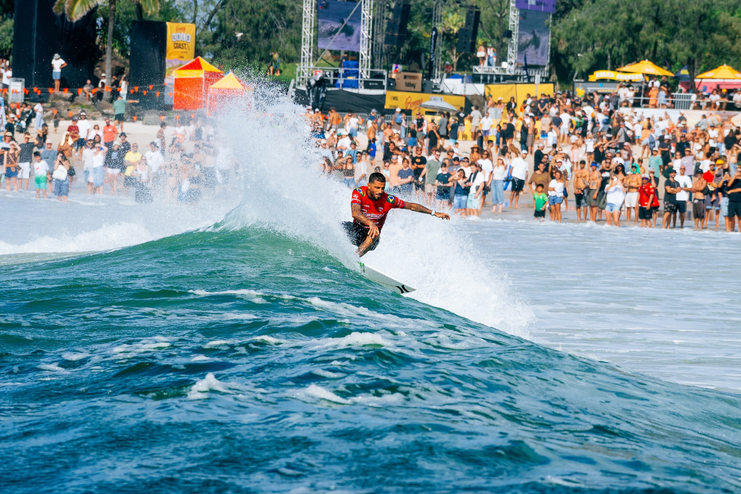 Filipe Toledo bate Samuel Pupo e vai à semifinal em Gold Coast; Mateus Herdy é eliminado
