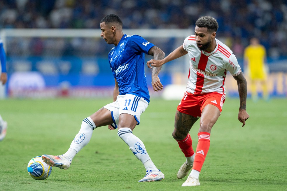 Arthur Gomes em disputa com Wesley em Cruzeiro x Internacional — Foto: Alessandra Torres/AGIF