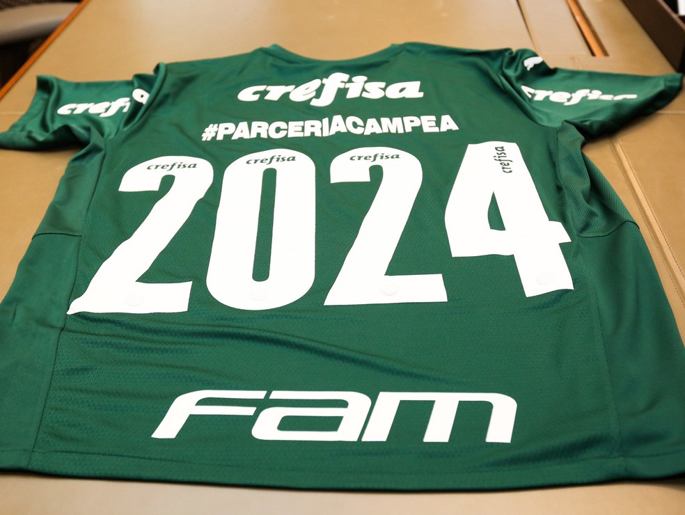 Camisa do Palmeiras após a renovação dos contratos com Crefisa e FAM — Foto: Fabio Menotti