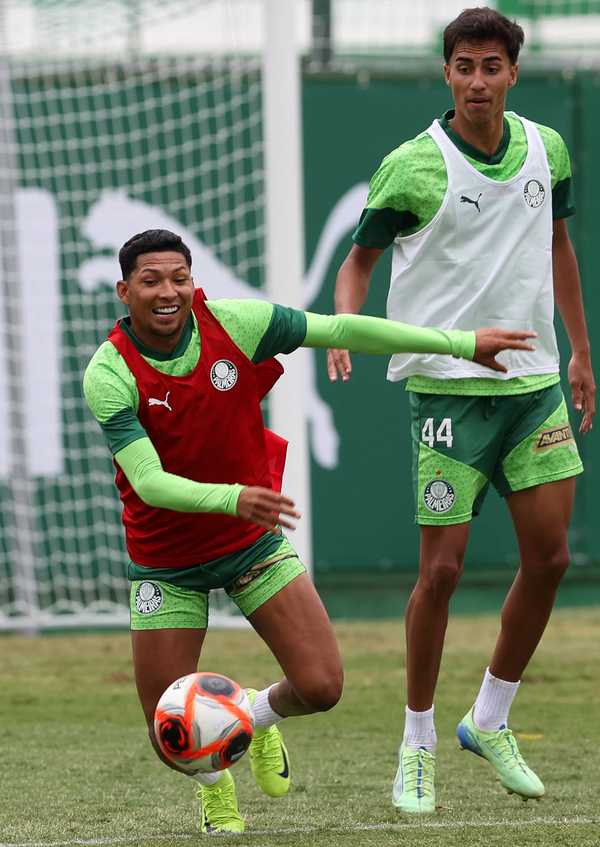 Treino em Campo Reduzido com Rony prepara Palmeiras para próximos desafios.
