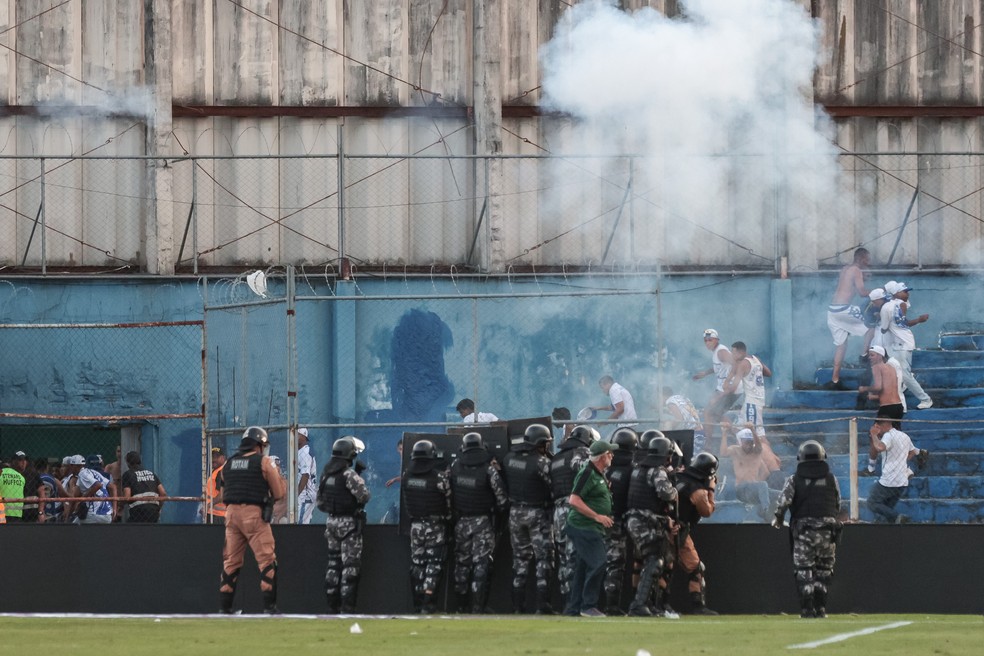 Torcida do Cruzeiro é contida pela Batalhão de Choque da Polícia Militar durante partida contra Coritiba no estádio Durival de Britto — Foto: Robson Mafra/AGIF