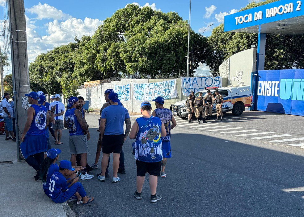 Organizadas do Cruzeiro protestam na Toca da Raposa — Foto: Guilherme Macedo