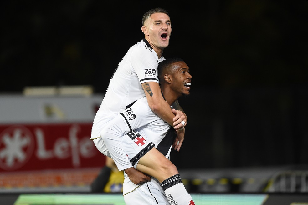 Vegetti comemora gol ao lado de Rayan em partida do Vasco.