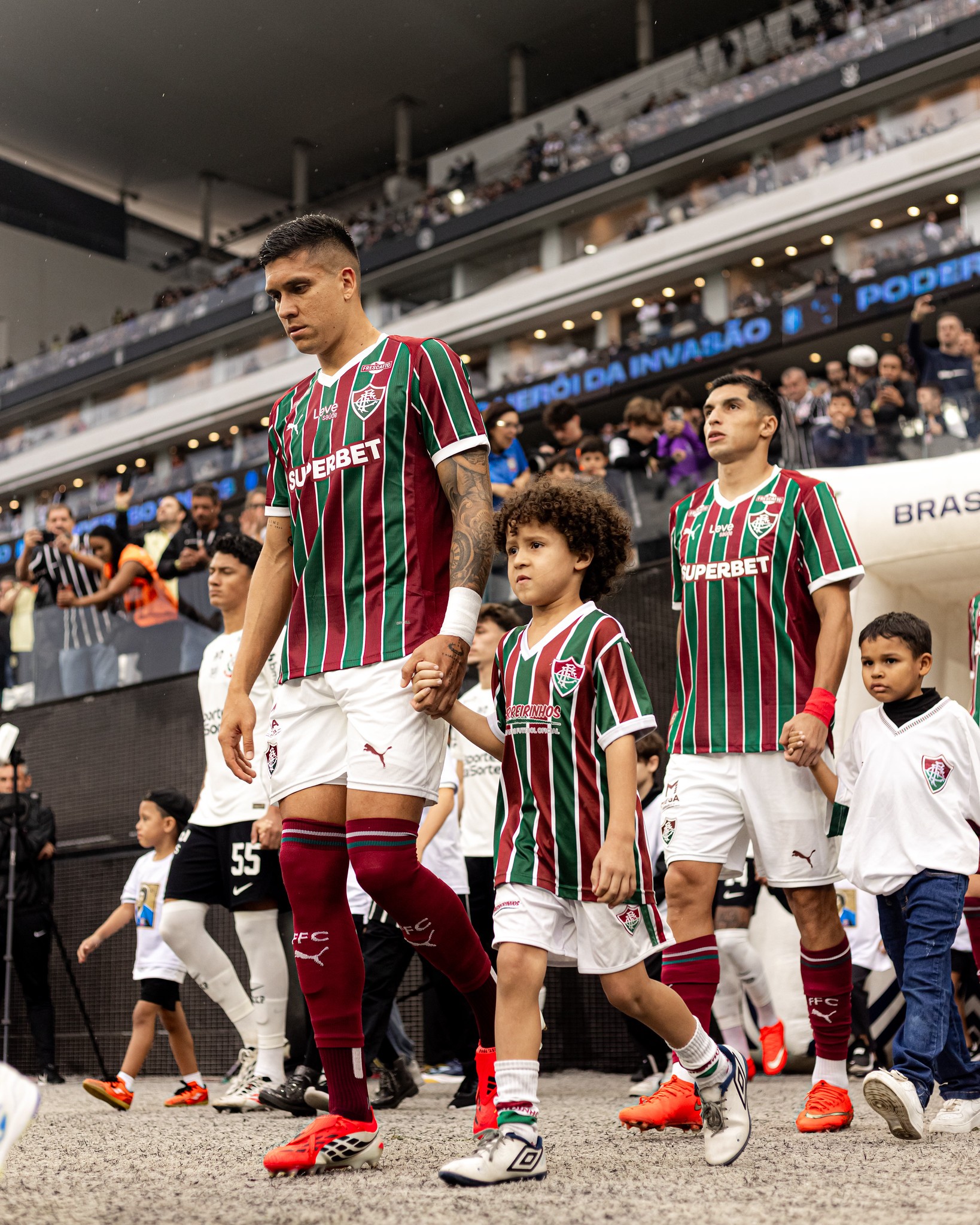 Millán revela ajuda de estrangeiros do Fluminense em adaptação: "Estão sempre à disposição"