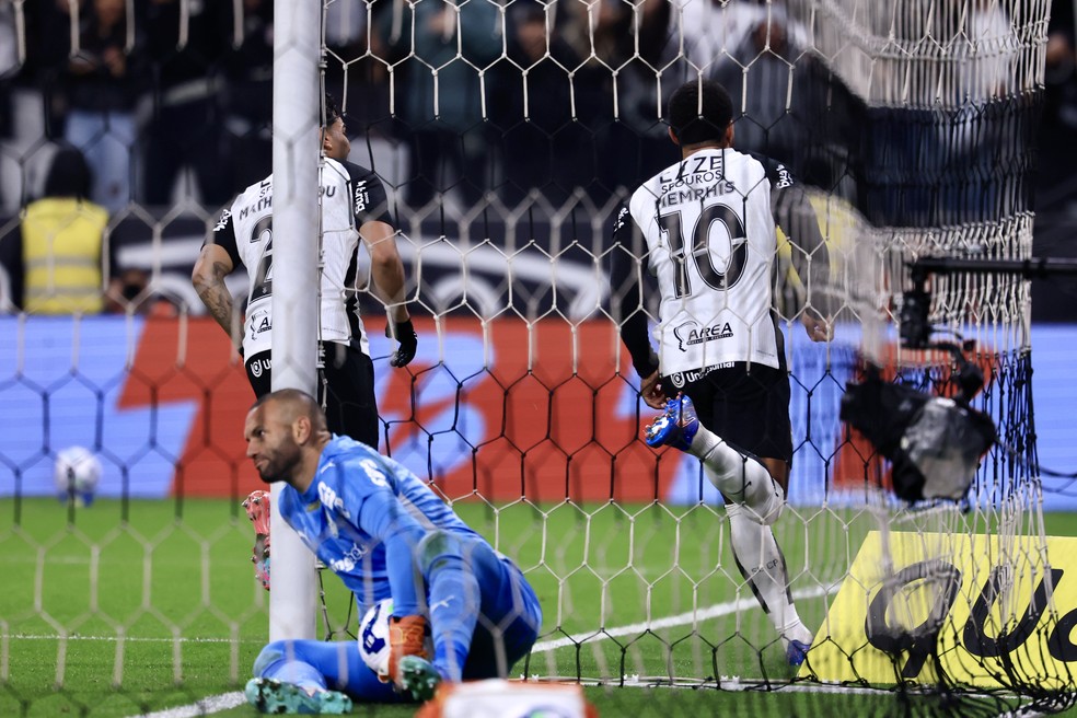 Memphis Depay comemorando um gol pelo Corinthians.